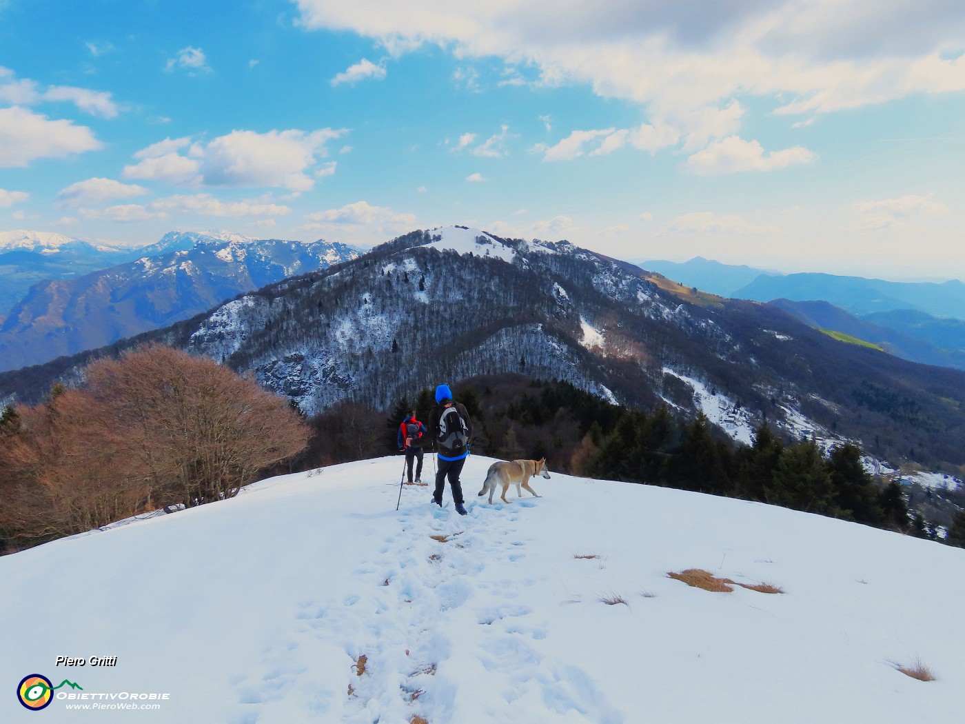 32 Scendiamo alla Bocca del Grassello con vista verso I Canti che andiamo a salire.JPG